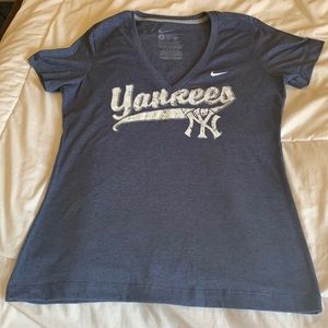 Nike Yankees ladies v-neck slim fit Tshirt